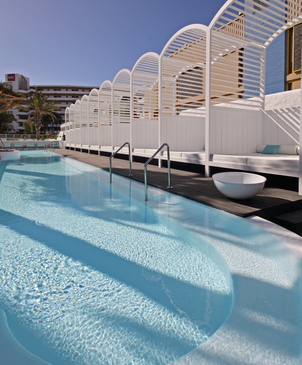Pool und balinesische Betten Hotel Gold By Marina